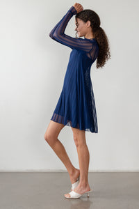 Long sleeve dress in blue, side view