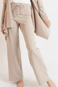 Front view of model wearing dove lounge pant